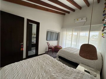 Ubicada en un exclusivo condominio en la zona de Cerritos