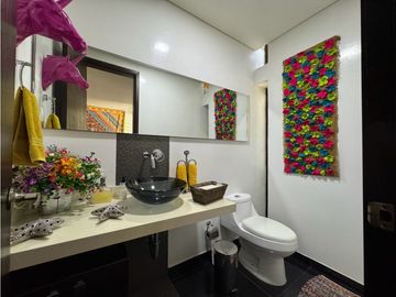 Ubicada en un exclusivo condominio en la zona de Cerritos