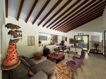 Ubicada en un exclusivo condominio en la zona de Cerritos