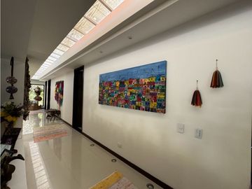 Ubicada en un exclusivo condominio en la zona de Cerritos