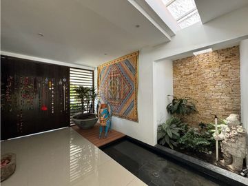 Ubicada en un exclusivo condominio en la zona de Cerritos