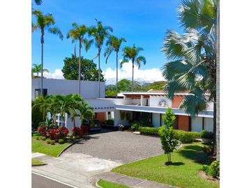 Ubicada en un exclusivo condominio en la zona de Cerritos