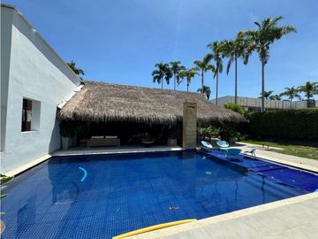 Ubicada en un exclusivo condominio en la zona de Cerritos