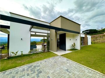 Hermosa casa con una vista espectacular hacia el valle de Risaralda.