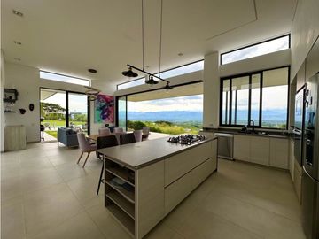 Hermosa casa con una vista espectacular hacia el valle de Risaralda.