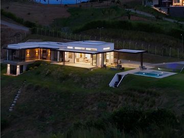 Hermosa casa con una vista espectacular hacia el valle de Risaralda.