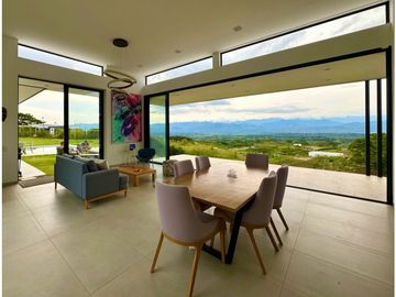 Hermosa casa con una vista espectacular hacia el valle de Risaralda.