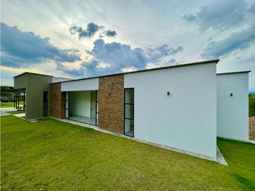 Hermosa casa con una vista espectacular hacia el valle de Risaralda.