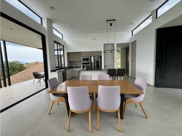 Hermosa casa con una vista espectacular hacia el valle de Risaralda.