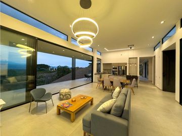 Hermosa casa con una vista espectacular hacia el valle de Risaralda.