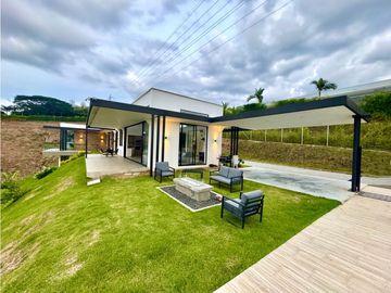 Hermosa casa con una vista espectacular hacia el valle de Risaralda.