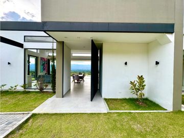 Hermosa casa con una vista espectacular hacia el valle de Risaralda.