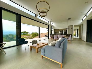 Hermosa casa con una vista espectacular hacia el valle de Risaralda.