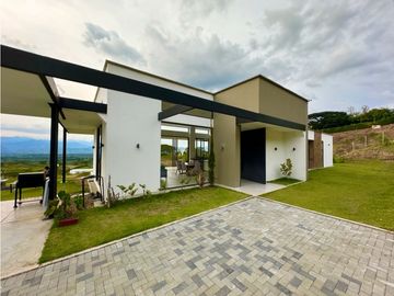 Hermosa casa con una vista espectacular hacia el valle de Risaralda.