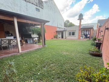 CASA 4 AMB EN VENTA EN ITUZAINGO PARQUE Y QUINCHO