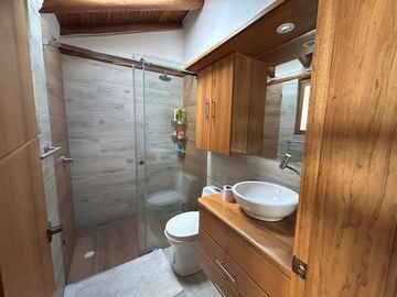 VENTA  CASA RUSTICA - 3 DORMITORIOS- ESTUDIO - SALA DE ESTAR - TUMBACO - SANTA ROSA