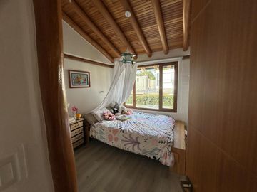 VENTA  CASA RUSTICA - 3 DORMITORIOS- ESTUDIO - SALA DE ESTAR - TUMBACO - SANTA ROSA