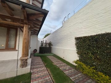 VENTA  CASA RUSTICA - 3 DORMITORIOS- ESTUDIO - SALA DE ESTAR - TUMBACO - SANTA ROSA