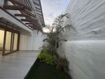 VENTA  CASA RUSTICA - 3 DORMITORIOS- ESTUDIO - SALA DE ESTAR - TUMBACO - SANTA ROSA