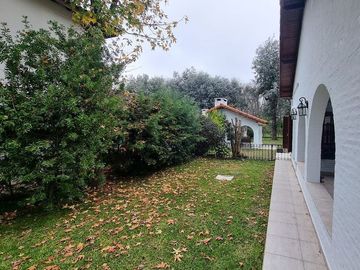 VENTA CASA ARANJUEZ 4 AMB - PILETA - Escobar