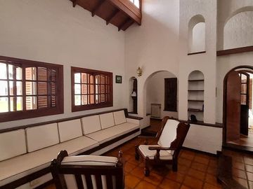 VENTA CASA ARANJUEZ 4 AMB - PILETA - Escobar