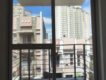 For Sale 3 Storey 5 Bedroom Townhouse in  Marulas, Valenzuela City KSA