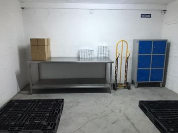 Venta de bodega con oficina - Sector Las Casas - Quito DM.