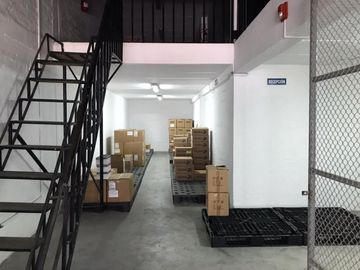 Venta de bodega con oficina - Sector Las Casas - Quito DM.