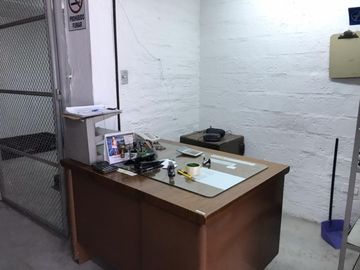 Venta de bodega con oficina - Sector Las Casas - Quito DM.