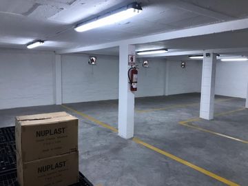 Venta de bodega con oficina - Sector Las Casas - Quito DM.