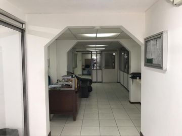 Venta de bodega con oficina - Sector Las Casas - Quito DM.