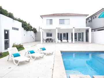En venta moderna y amplia casa 595m2- Vereda del Rio