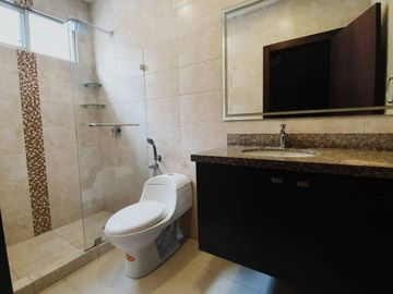 En venta moderna y amplia casa 595m2- Vereda del Rio