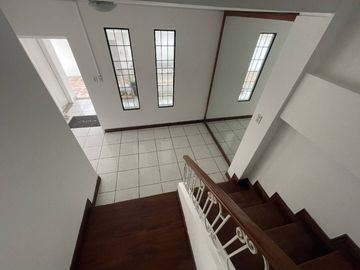 EN VENTA CASA- IDEAL OFICINAS, RESTAURANTES 500MTS- KENNEDY NORTE