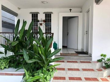 EN VENTA CASA- IDEAL OFICINAS, RESTAURANTES 500MTS- KENNEDY NORTE