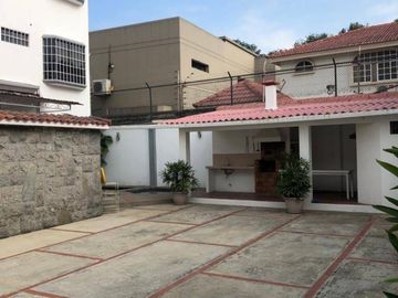 EN VENTA CASA- IDEAL OFICINAS, RESTAURANTES 500MTS- KENNEDY NORTE