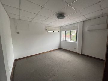 EN VENTA CASA- IDEAL OFICINAS, RESTAURANTES 500MTS- KENNEDY NORTE