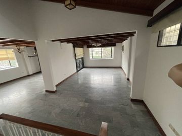 EN VENTA CASA- IDEAL OFICINAS, RESTAURANTES 500MTS- KENNEDY NORTE
