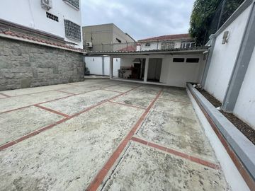 EN VENTA CASA- IDEAL OFICINAS, RESTAURANTES 500MTS- KENNEDY NORTE