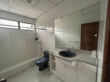 EN VENTA CASA- IDEAL OFICINAS, RESTAURANTES 500MTS- KENNEDY NORTE