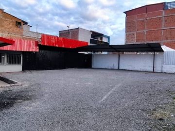 En venta terreno esquinero 567m2- Uso comercial/Residencial-Cuenca, Azuay