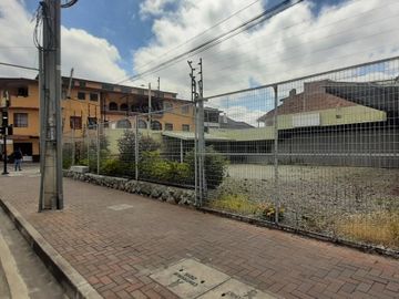 En venta terreno esquinero 567m2- Uso comercial/Residencial-Cuenca, Azuay
