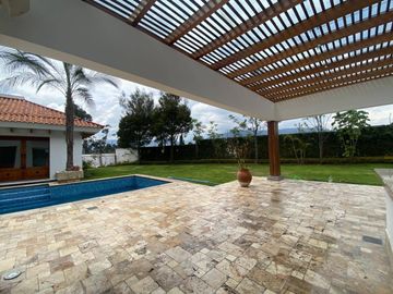 HERMOSA PROPIEDAD EN SANTA INÉS - CUMBAYÁ