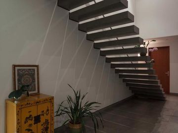 Venta Espectacular Casa de 5 dormitorios en Urbanización Pillagua. Sector Santa Ines. Cumbayá. JS
