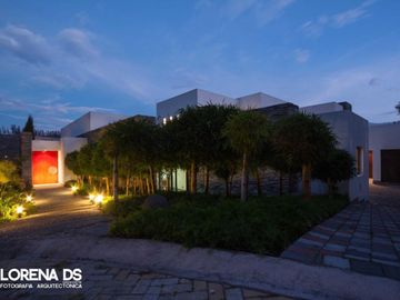 Venta Espectacular Casa de 5 dormitorios en Urbanización Pillagua. Sector Santa Ines. Cumbayá. JS