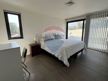 Moderna y remodelada casa en sector tranquilo