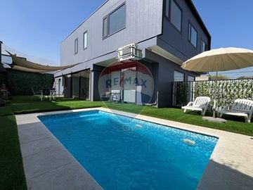 Moderna y remodelada casa en sector tranquilo