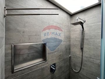 Moderna y remodelada casa en sector tranquilo