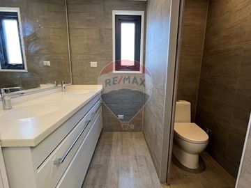 Moderna y remodelada casa en sector tranquilo