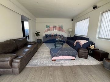 Moderna y remodelada casa en sector tranquilo